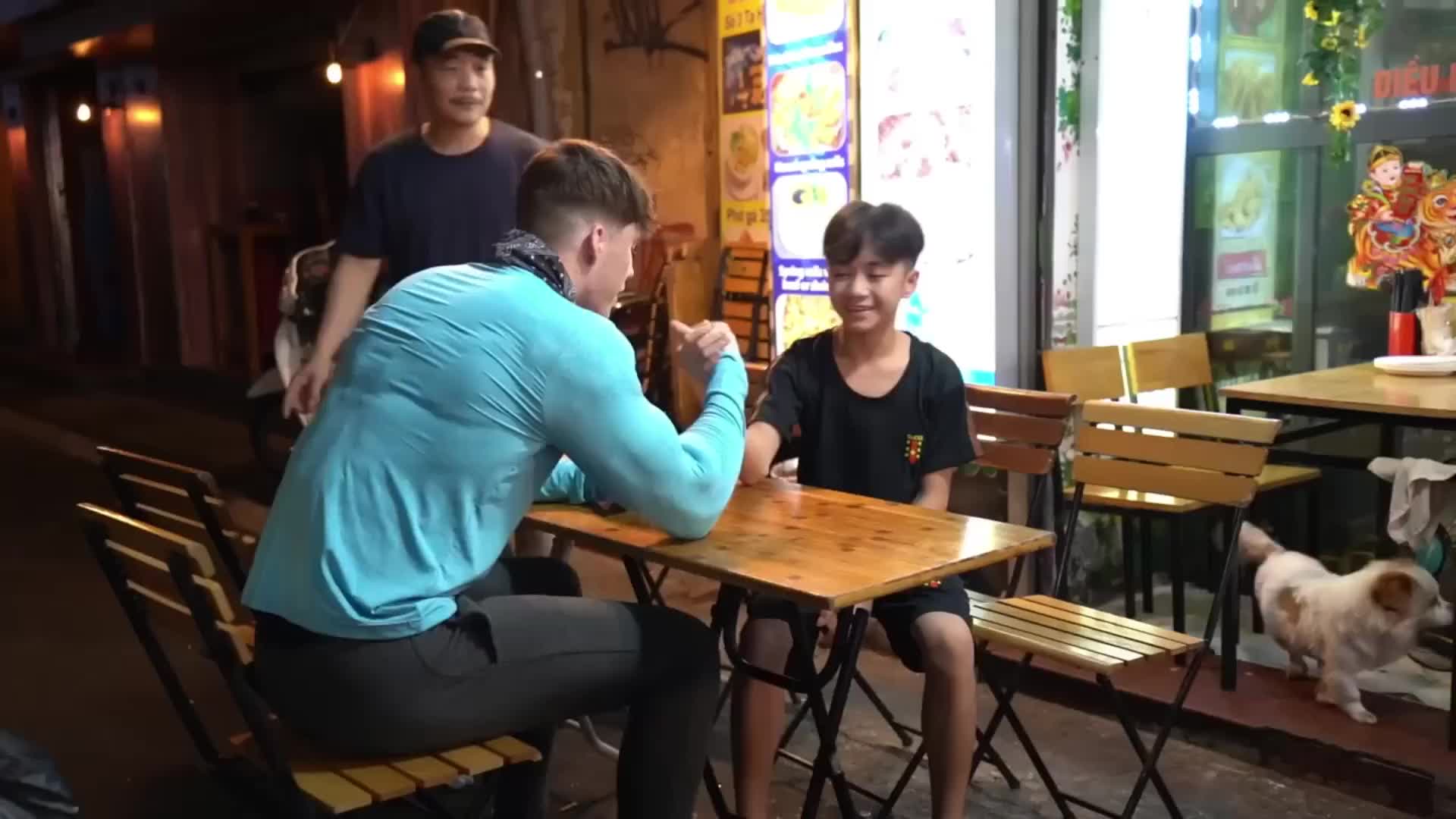 假扮肌肉男勇闯越南，看看当地人会有啥反应