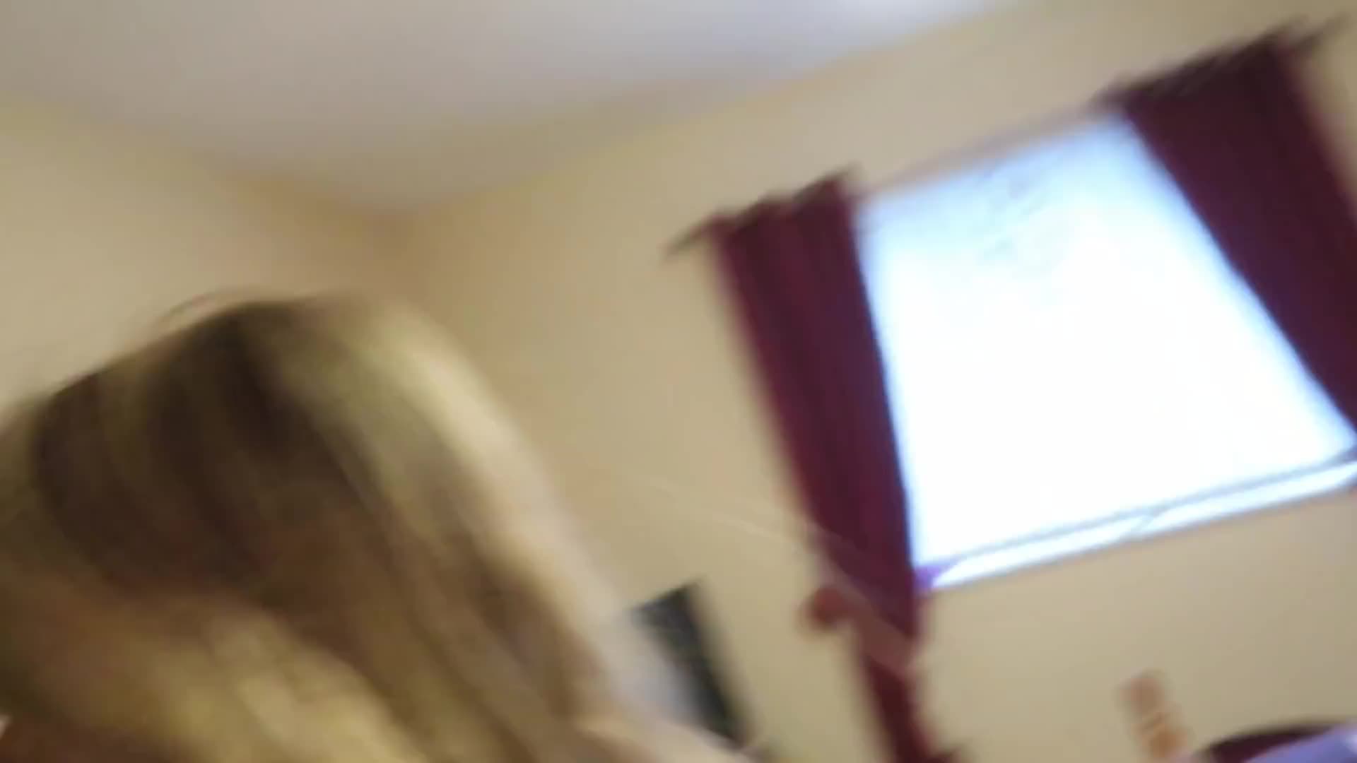 偷偷把妈妈手机时间调快3小时，叫妈妈起床迟到了