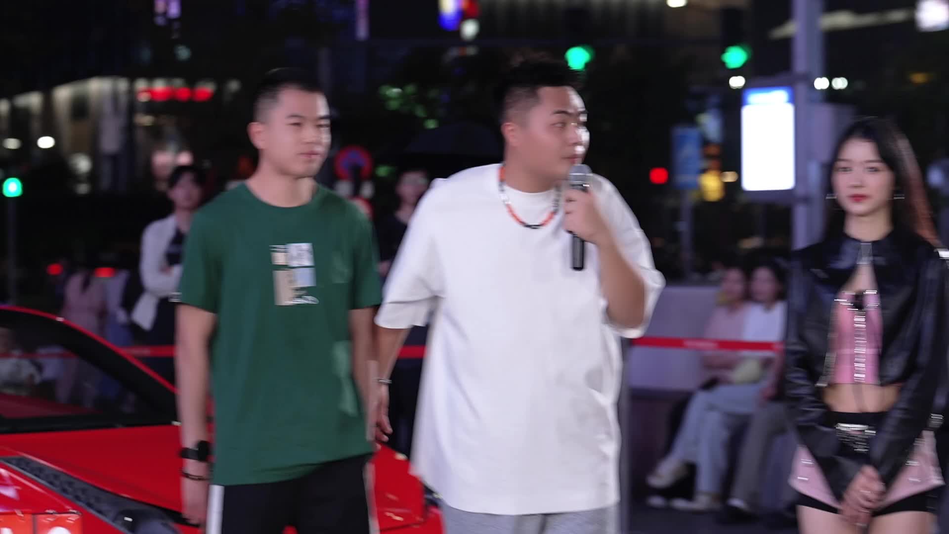 街头风暴公主抱大PK，路人大哥踊跃报名！2