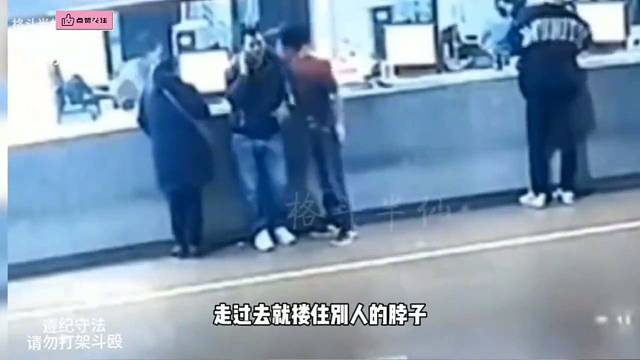 红衣小伙醉酒售票厅内挑衅黑衣男，言语攻击并疯狂煽耳光，结果被打废