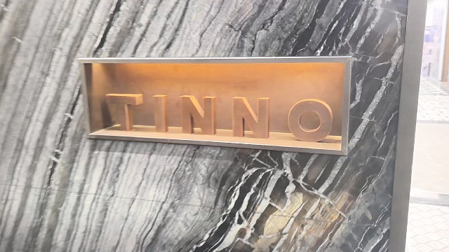 钛金拉丝工艺与 LED 灯带的奢华碰撞