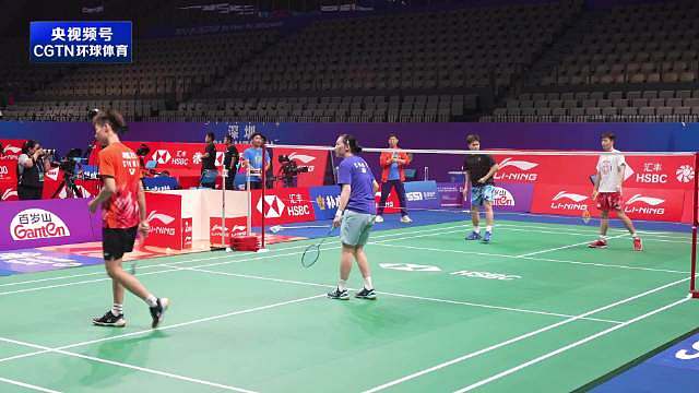 ，️男双头号种子梁伟铿/王昶和混双二号种子蒋振邦/魏雅欣隔网相对，进行场地适应训练。