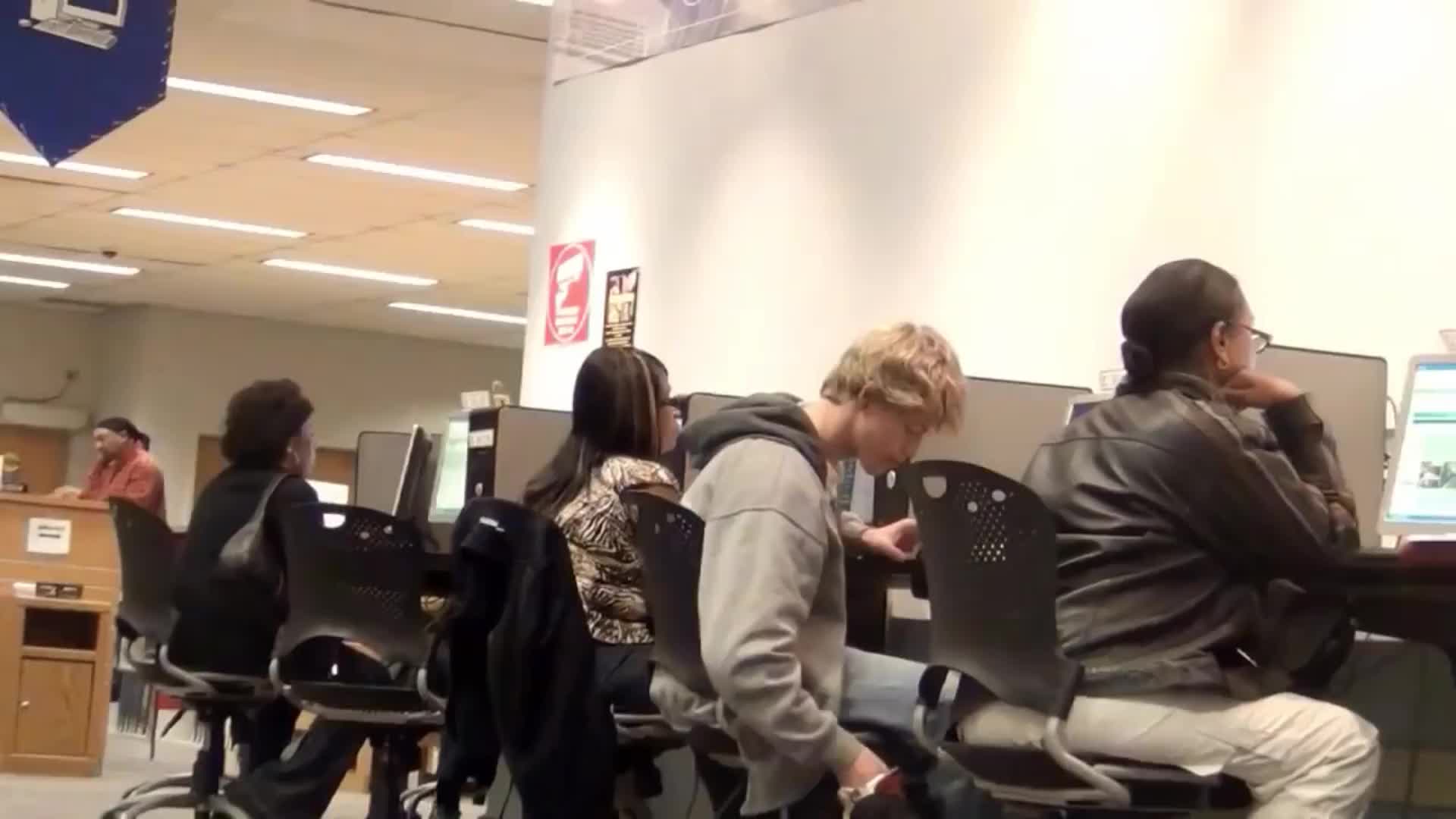 图书馆吃东西很大声，同学们啥反应？