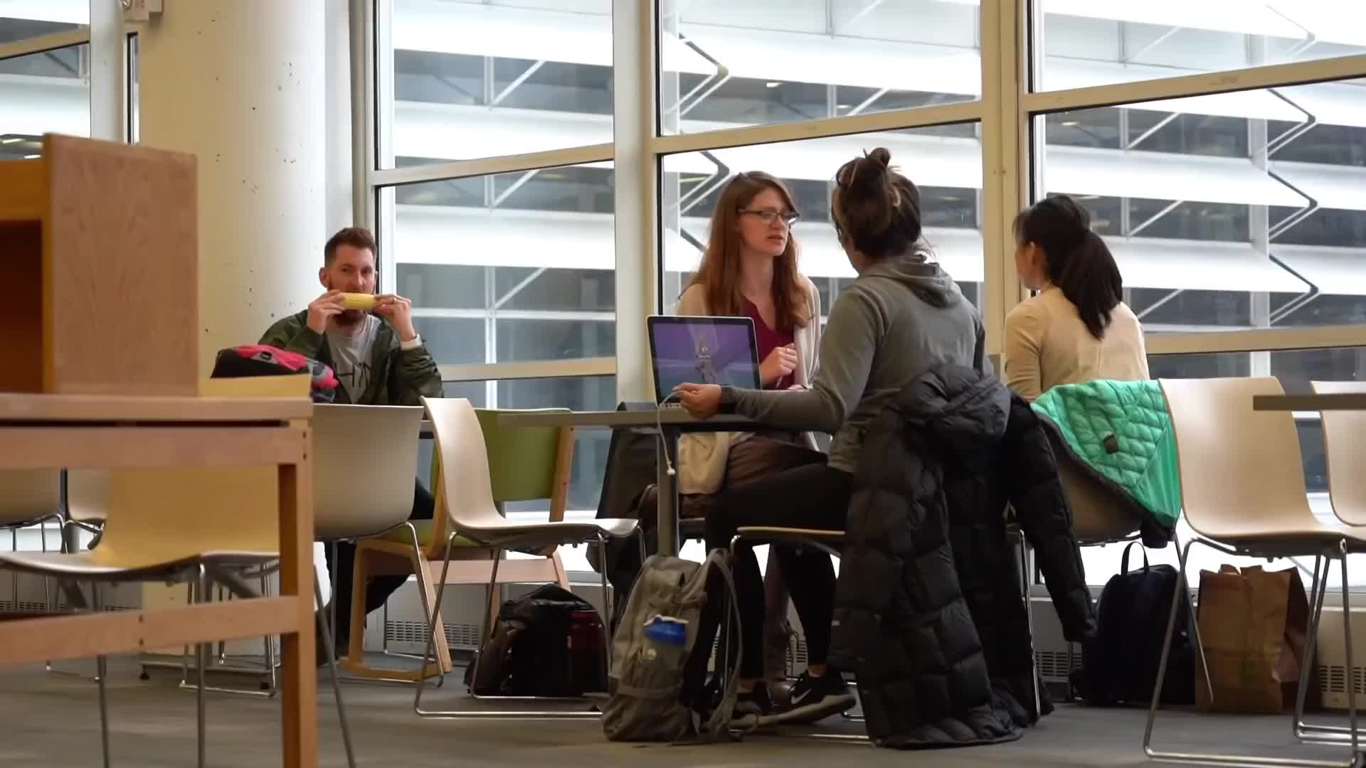 图书馆里故意吃东西很大声