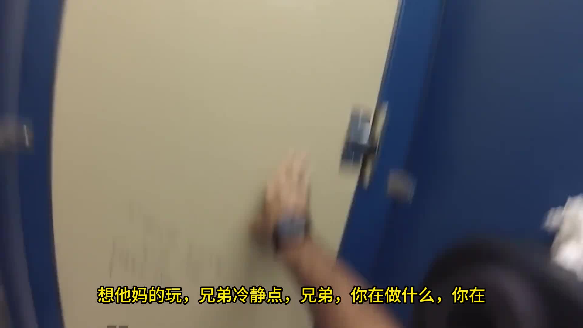 好心人帮忙给纸巾，恶搞把粑粑摸他手上，老外啥反应？