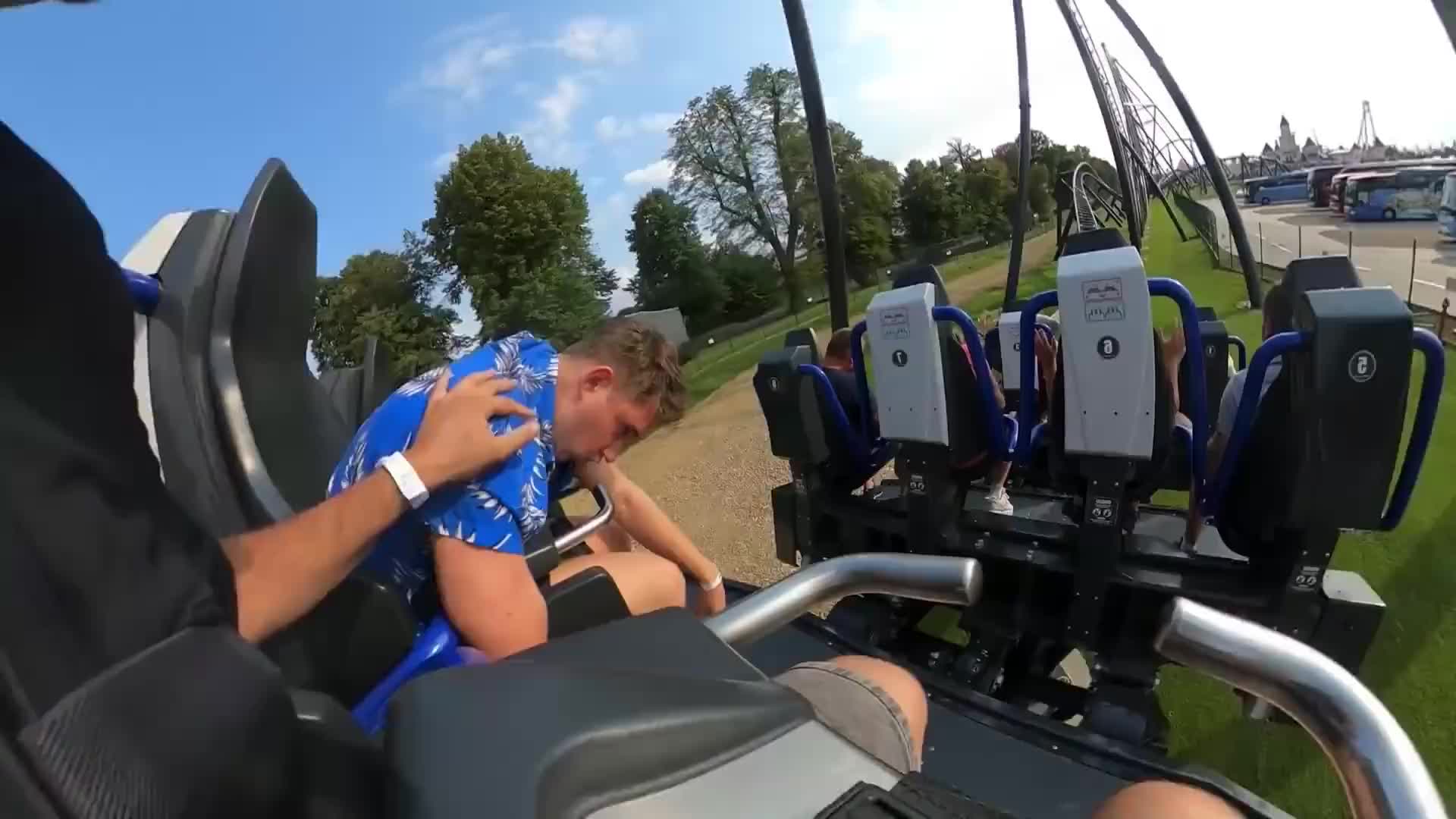 小伙坐过山车，搞笑四次昏厥