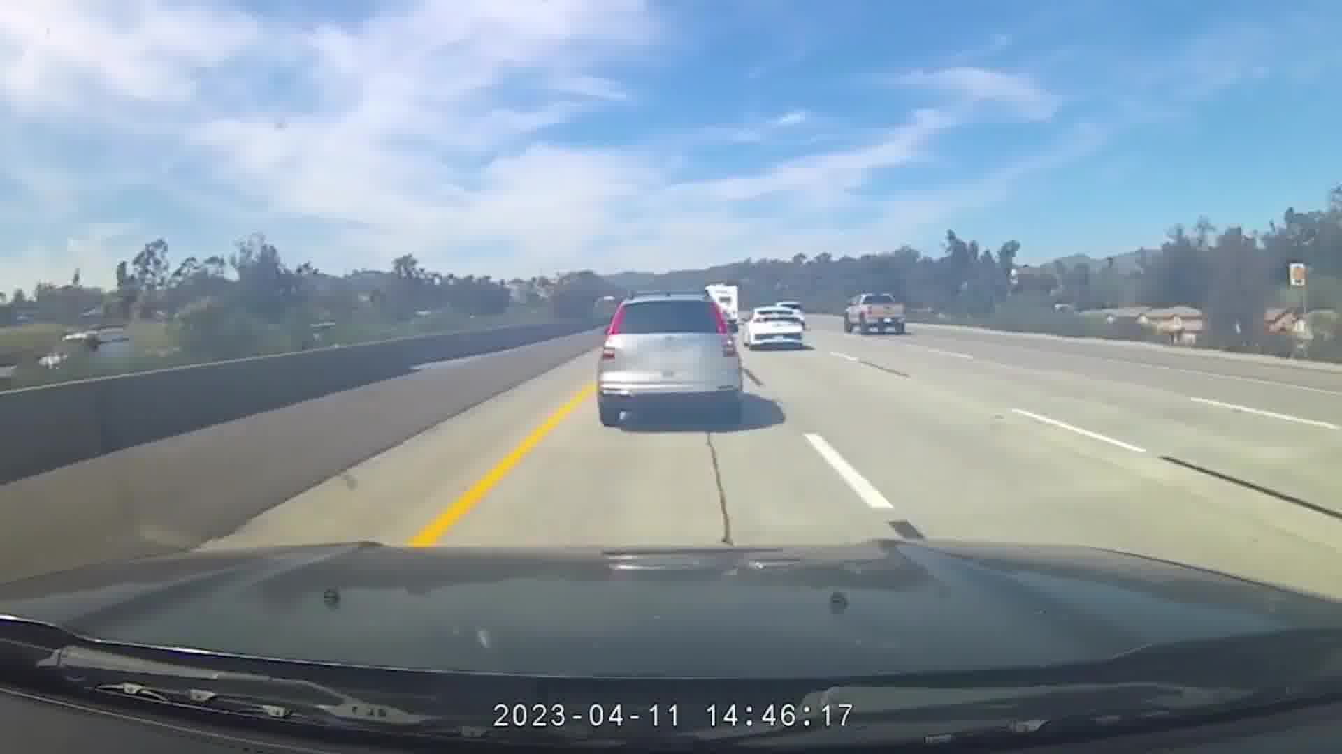 应急车道超车，你当漂亮国警察是空气？