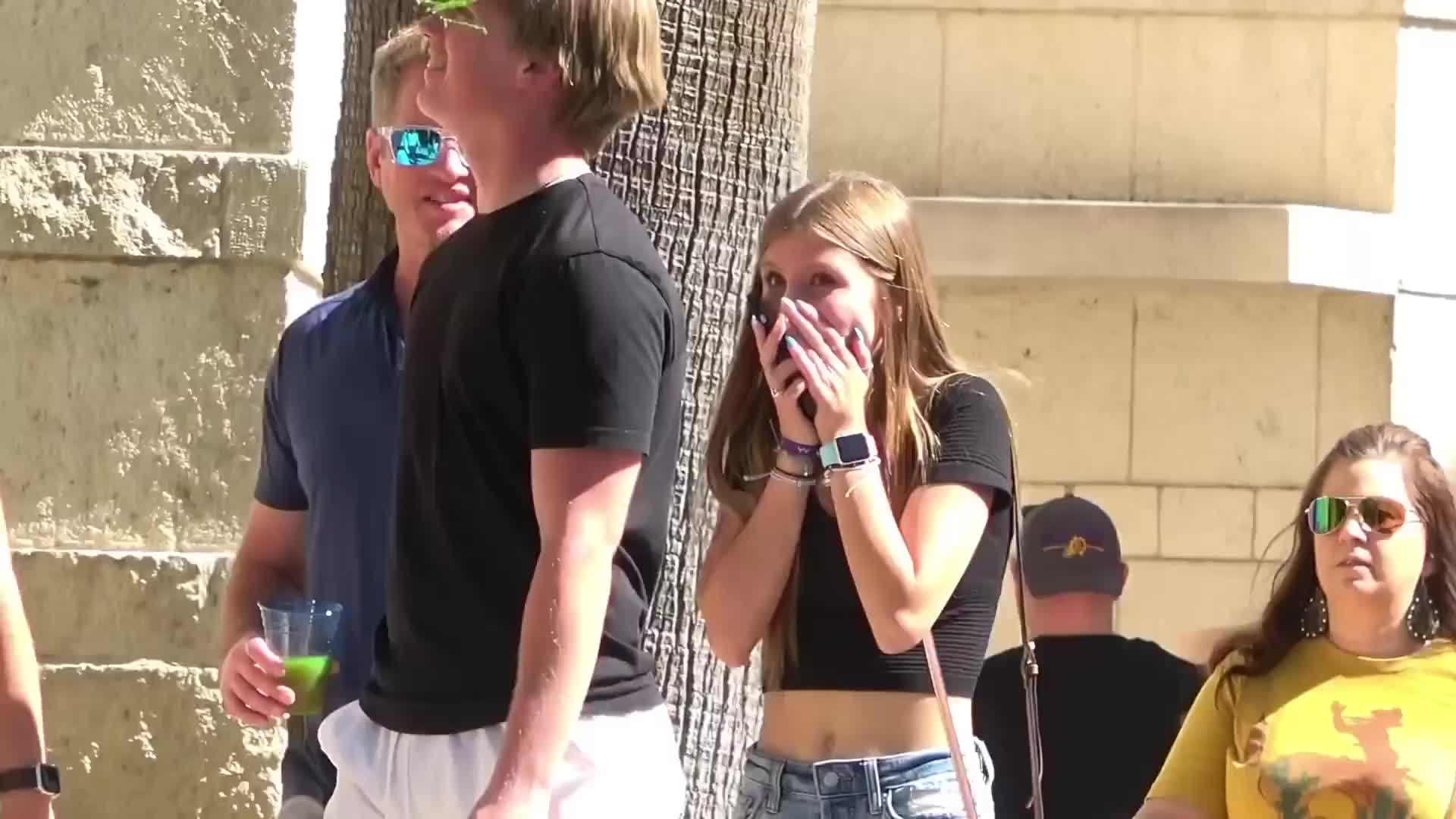 当去厕所的路上实在憋不住了