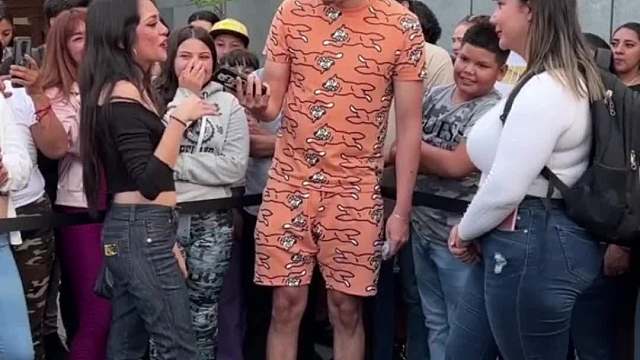 街头挑战，谁先生气就就输。（1）街头挑战 老外真会玩 谁先生气谁就输