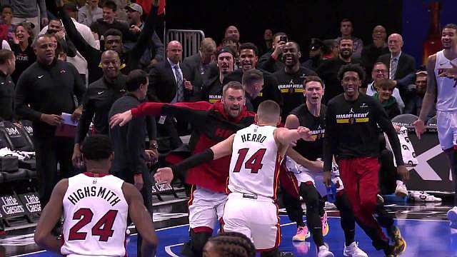 【希罗连中三记三分追平比分】一人狂飙抹平分差！希罗变向拉回撤步三分先蓄手感！持球推进弧顶三分再中一记