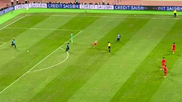 意欲何为？中日之战期间有观众赤裸上身冲入场内上半场比赛中有一名观众赤裸上身冲入了场内，不过他在奔跑当