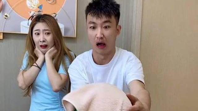 串通女友闺蜜假装把头扭掉，女友彻底吓懵了！