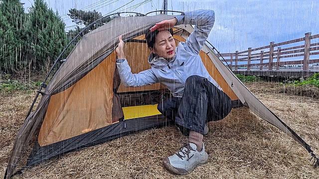 暴雨狂风中的生存露营。两名女孩被困住了 