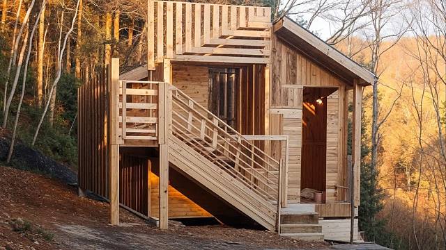 利用不要的木托盘料，在树林里变出栋房子，居住起来很温馨！