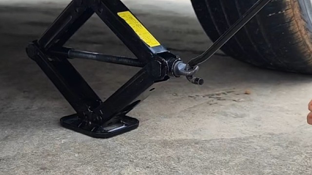 这才是换备胎的正确方法，新手朋友明白了吗？