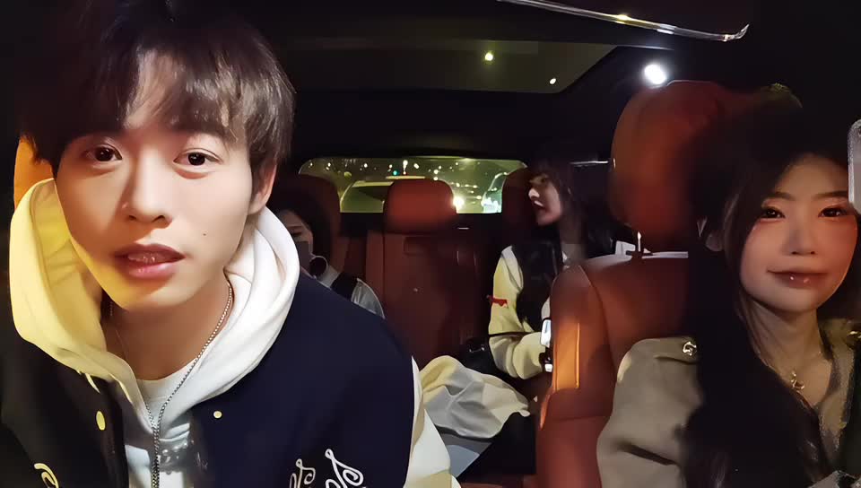 说实话我感觉我哥有点像是捡来的？长得丑不像我。