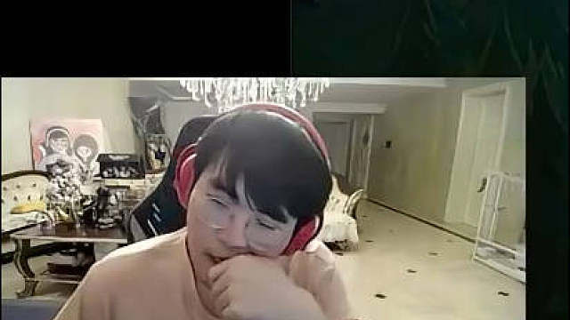 死亡宣告怒喷弹幕：一群**…我C**…哔哔哔哔哔～一个个～～～搅屎是吗，c了！ 姿态:没事宣告，没事