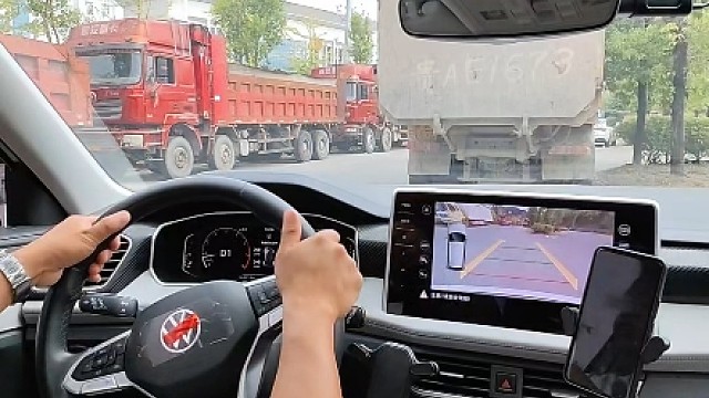 红绿灯路口遇大货车，保命技巧！