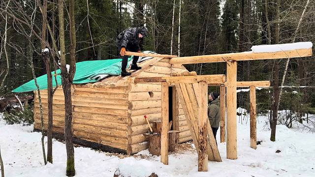 努力的在雪地森林里，建造一栋属于我们的房子，能在里面过冬
