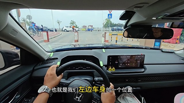 如何正确通过限宽墩不剐蹭？老司机现场演示