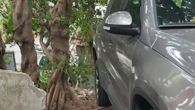 开自动挡上坡，只会踩油门就错了？