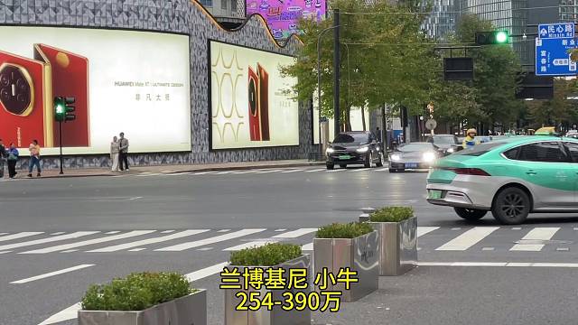 兰博基尼小牛两次弹射起步，第一次远看，第二次近看。5.2升V10发动机640马力，零百加速2.9秒。