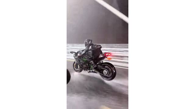 那场雨淋湿了你，却爱上了这种狂飙的感觉