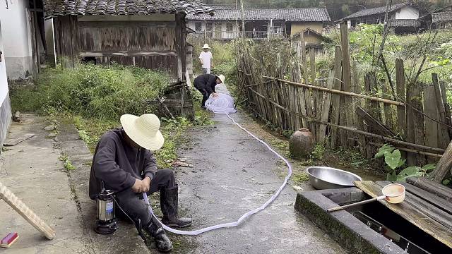 农村生活安装抽水机