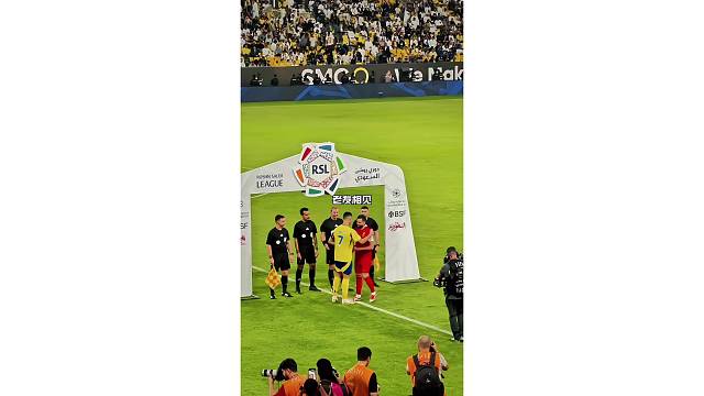 老友相见，C罗主动跑过去和纳乔拥抱示意