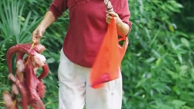 和手臂一样粗的章鱼足吃起来就是过瘾！