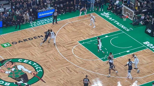 最后一攻的选择如下⬇️1️⃣绿军严密的扩防，防三给二，外线轮转出色2️⃣爱德华兹这球还是想要绝杀，篮