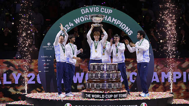 北京时间11月25日凌晨，2024年戴维斯杯决赛，意大利队凭借贝雷蒂尼和辛纳的出色发挥，以2-0击败