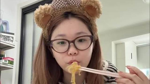 我妈妈每次出来玩，都要买特产，还说我爹在家看店辛苦，非要买他最爱吃的牛肉干回去。#记录真实生活 #日