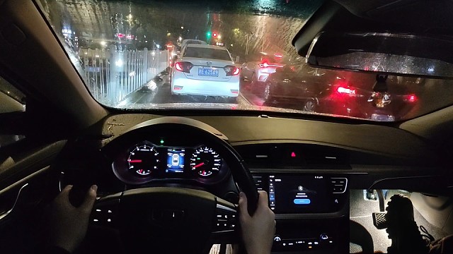 夜雨天行车，只用了最简单的方式开车，也安全到家了