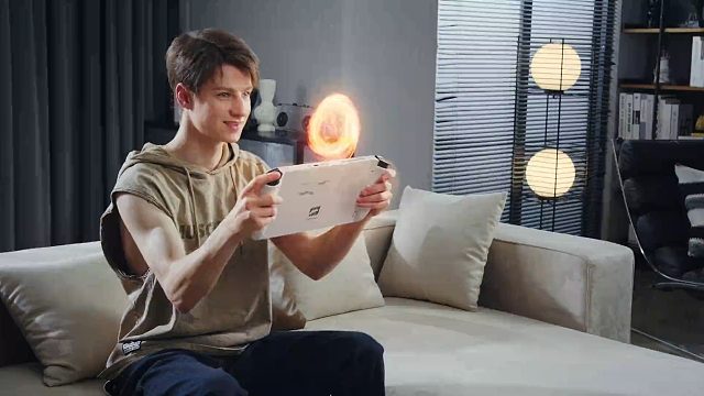 腾讯游戏掌机宣传片公开！11英寸、裸眼3D