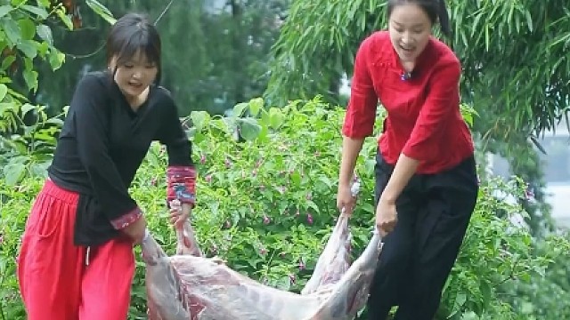 花了十几个小时做的烤全羊简直不要太香