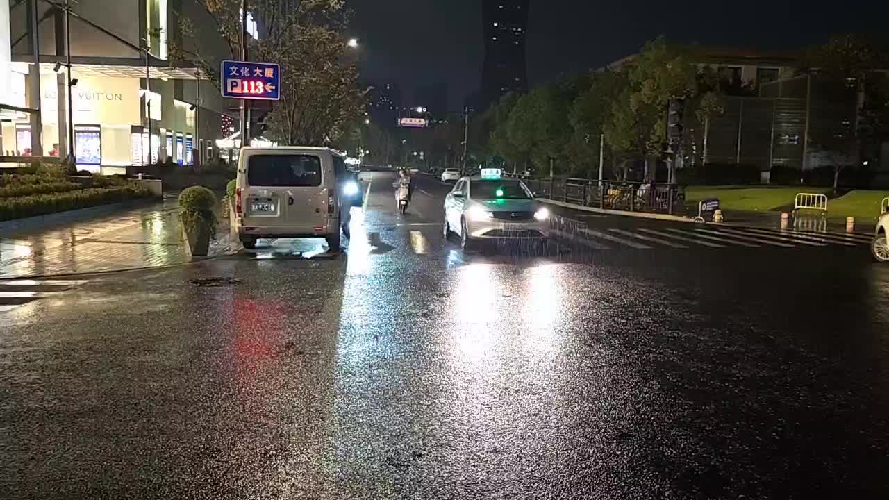 拉法拖到酒吧必须溜一圈啊，不然白来了！