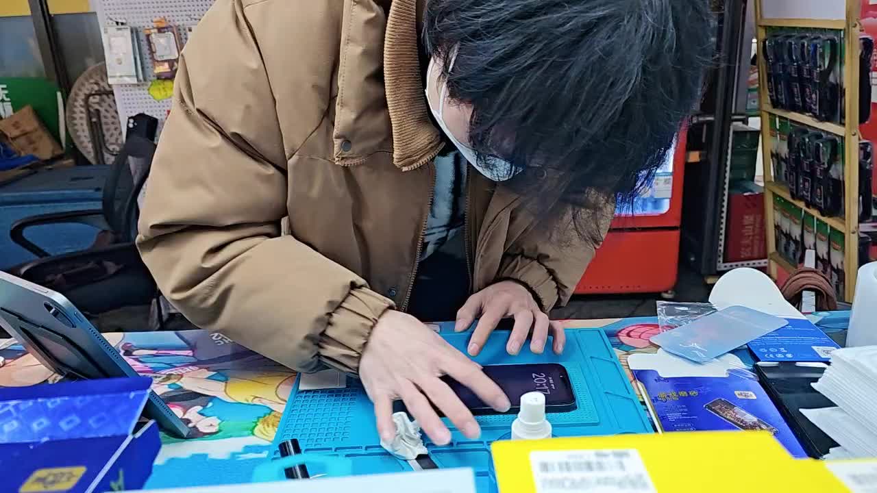 手机贴完膜让老板给我点个关注也不亏啊兄弟们！