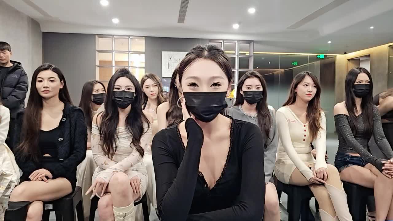 这位美女居然会跳舞蹈，那必须让展示一下啊兄弟们！