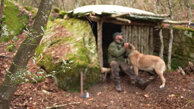 我带着狗子在山林的大石边，搭建出栖息庇护所，像墓一样但很舒服