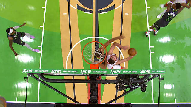 最后时刻戈贝尔大帽申京，但爱德华兹绝杀未中，比赛进入加时。加时赛汤普森命中三分，火箭多人开火以117