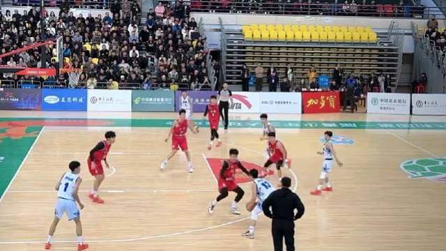 杨溢迎着防守人命中三分，将比分拉回来，38比37。