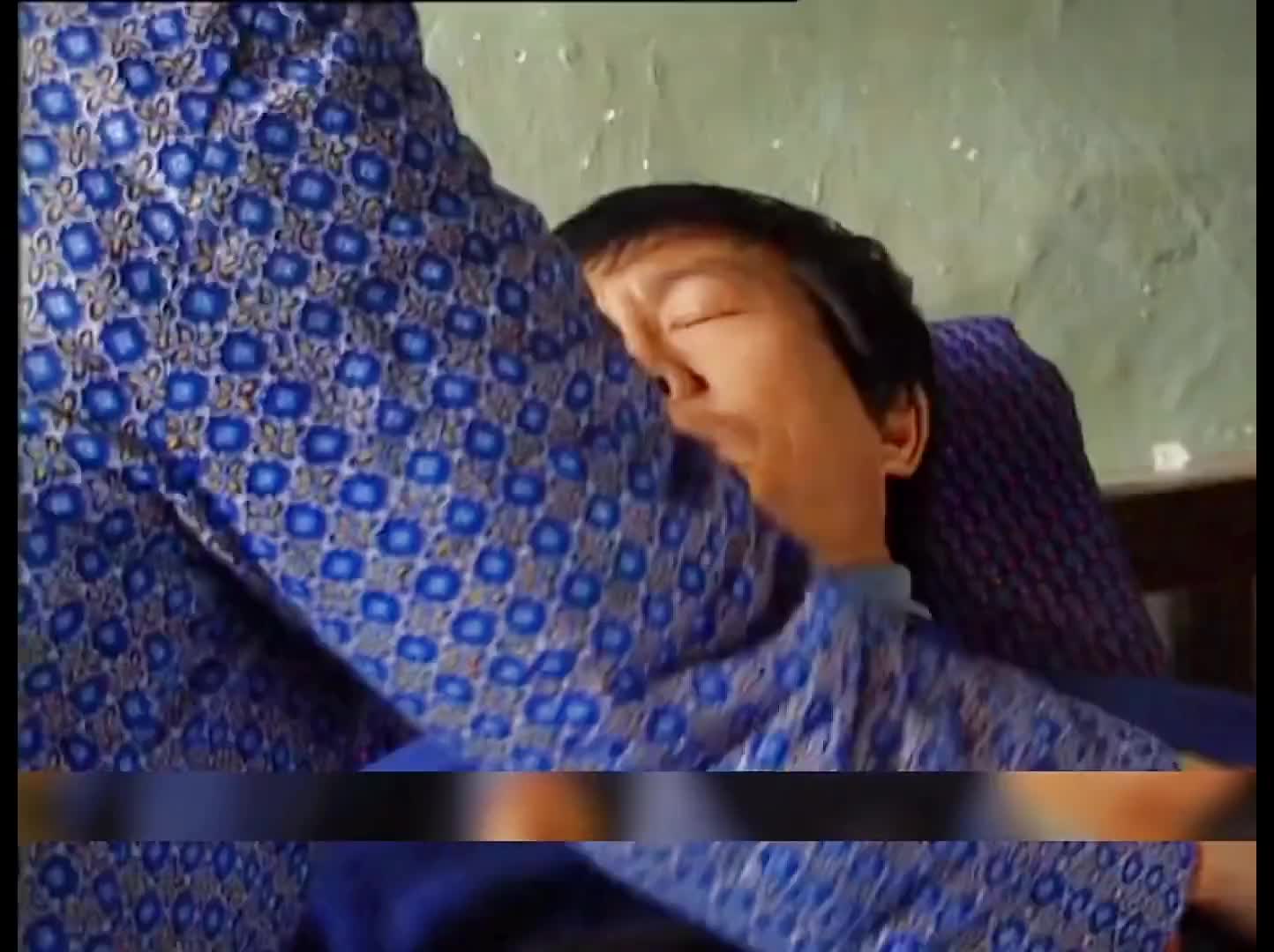 他很穷却又把儿子赚的钱给扔了！