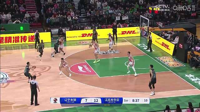 今天开局辽宁队落后，赵继伟借掩护后直接出手三分帮助辽宁男篮迫近分差！