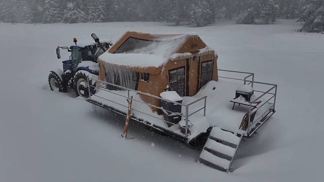 夫妻二人真是越玩越冒险，开着拖拉机进入暴风雪区域，极限野营