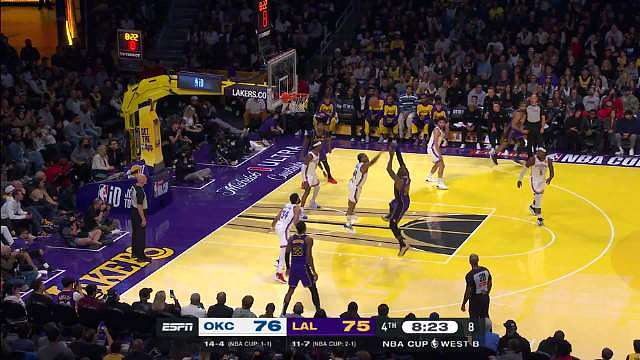 【詹姆斯翻身跳投】老詹持球一对一单挑防守，突至禁区翻身跳投得分！