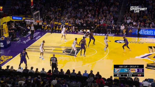 拉塞尔连续命中两记三分反超比分，结果又让对手打回去了。雷迪克赶紧叫了暂停。