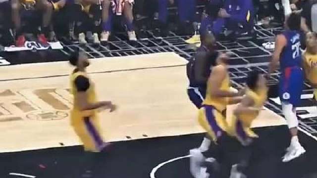 或许可以试试让老汉打替补，就怕湖人雷迪克没有这个决心，老汉也放不下这个面子...老汉目前副作用有点儿