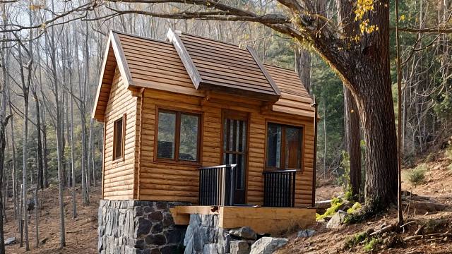 带着我的狗子在山林斜坡地势，建造出一套牢固木屋，遇见山洪都不怕