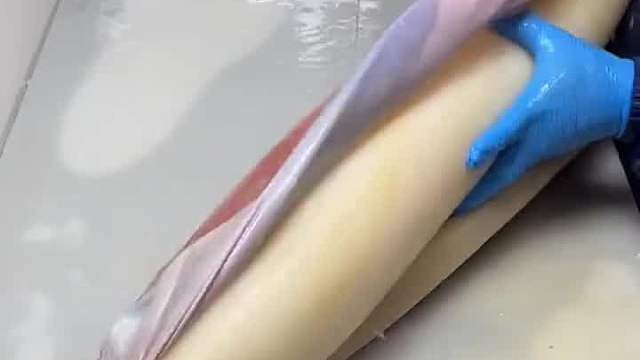 这么大的鱿鱼去皮，大家看看怎么样？